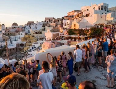 Το προφίλ των τουριστών στην Ελλάδα: Πλούσιοι και μορφωμένοι που λατρεύουν ήλιο και θάλασσα!